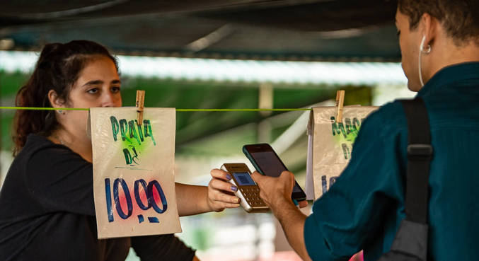 Melhora do mercado de trabalho, auxílios e inflação menos estimulam consumo