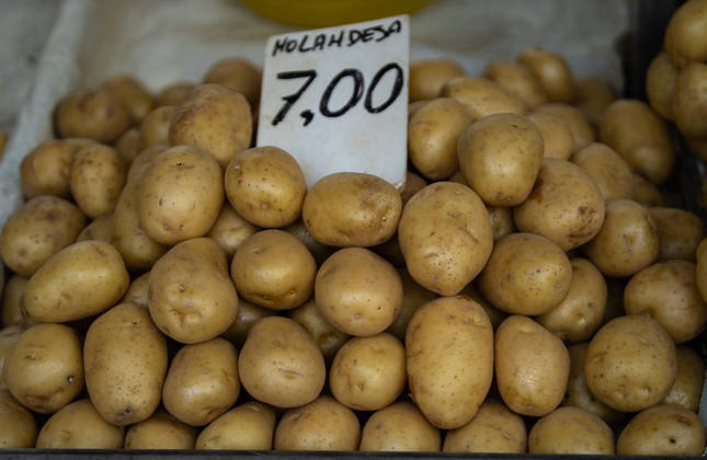 São Paulo, SP - 20.04.2022 -  Feira Livre da rua Cayowaá, zona oeste da cidade, Tradicional feira livre da cidade, fregueses compram, legumes, verduras, frutas e demais hortifrutigranjeiros.  Foto Edu Garcia/R7