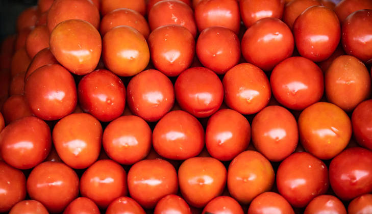 São Paulo, SP - 20.04.2022 -  Feira Livre da rua Cayowaá, zona oeste da cidade, Tradicional feira livre da cidade, fregueses compram, legumes, verduras, frutas e demais hortifrutigranjeiros.  Foto Edu Garcia/R7