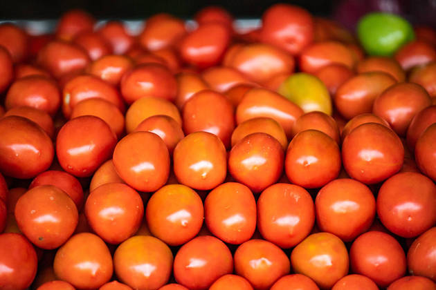 São Paulo, SP - 20.04.2022 -  Feira Livre da rua Cayowaá, zona oeste da cidade, Tradicional feira livre da cidade, fregueses compram, legumes, verduras, frutas e demais hortifrutigranjeiros.  Foto Edu Garcia/R7