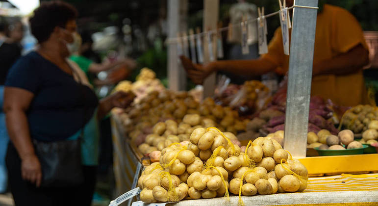 São Paulo, SP - 20.04.2022 -  Feira Livre da rua Cayowaá, zona oeste da cidade, Tradicional feira livre da cidade, fregueses compram, legumes, verduras, frutas e demais hortifrutigranjeiros.  Foto Edu Garcia/R7