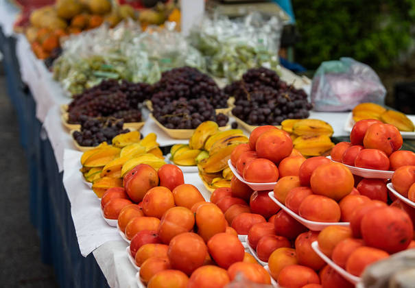 São Paulo, SP - 20.04.2022 -  Feira Livre da rua Cayowaá, zona oeste da cidade, Tradicional feira livre da cidade, fregueses compram, legumes, verduras, frutas e demais hortifrutigranjeiros.  Foto Edu Garcia/R7