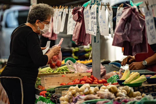 São Paulo, SP - 20.04.2022 -  Feira Livre da rua Cayowaá, zona oeste da cidade, Tradicional feira livre da cidade, fregueses compram, legumes, verduras, frutas e demais hortifrutigranjeiros.  Foto Edu Garcia/R7