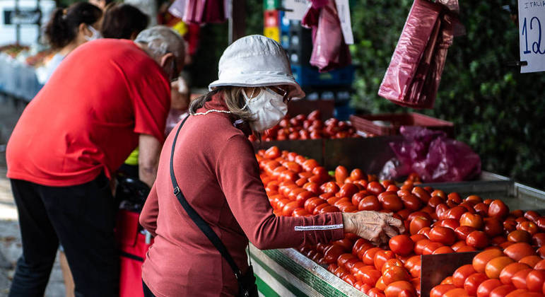 São Paulo, SP - 20.04.2022 -  Feira Livre da rua Cayowaá, zona oeste da cidade, Tradicional feira livre da cidade, fregueses compram, legumes, verduras, frutas e demais hortifrutigranjeiros.  Foto Edu Garcia/R7