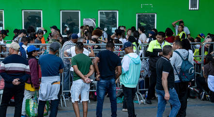 Homens apontados como cambistas ao lado da fila para comprar ingresso para o show de Taylor Swift