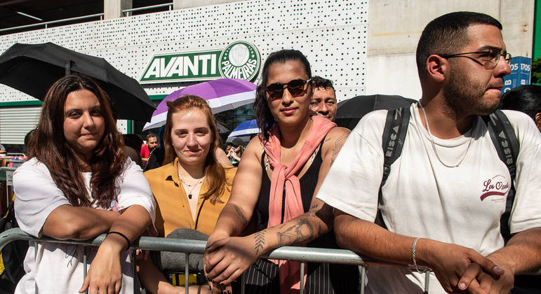 Fernanda Siqueira (com a blusa no pescoço) e amigos estão acampados desde sábado (10)