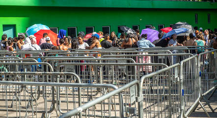 Fãs enfrentam longas filas na esperança de comprar ingressos para o show de Taylor Swift. Foto Edu Garcia/R7
