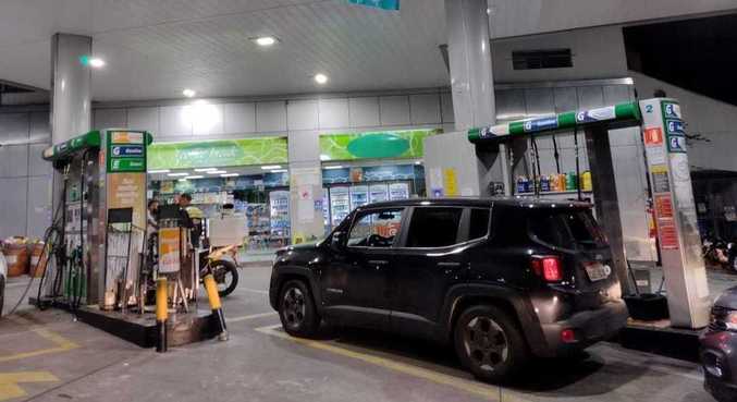 Preço da gasolina diminui nos postos do país pela segunda semana seguida