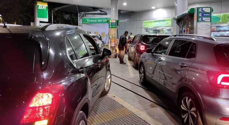 Fila em posto de combustível na avenida Rebouças, na noite de quinta-feira (10)