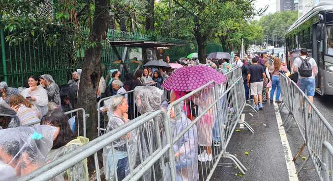 Fila na entrada do estádio em que Harry Styles se apresentará
