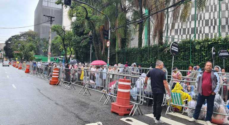 Dezenas de fãs já acampavam do outro lado da arena do Palmeiras desde junho