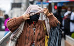 São Paulo, SP - 18.05.2022 - Temperatura caiu nesta quarta-feira na cidade.  A população também aderiu o uso de máscaras para se proteger do frio. Rua Guaicurus, Lapa, em frente do Shoppintg Center Lapa. Foto Edu Garcia/R7