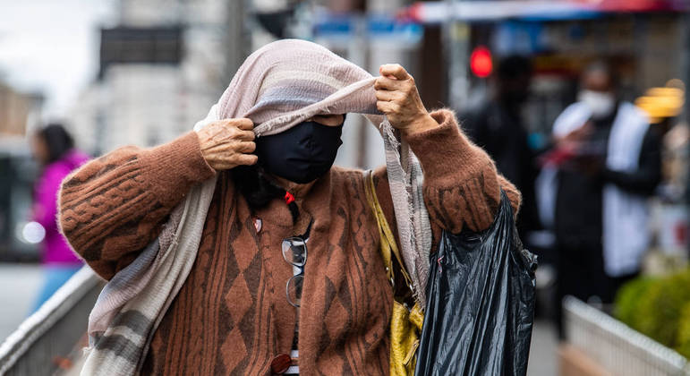 Semana começa com frio intenso na cidade de São Paulo; moradores 
comentam nas redes