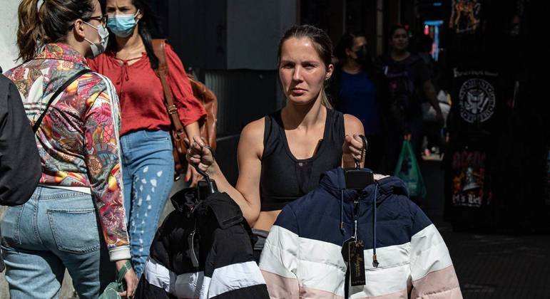 Mulher vende casacos na avenida Paulista