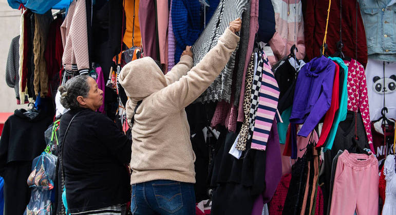 Clientes procuram roupas de frio no Mercado da Lapa, em São Paulo