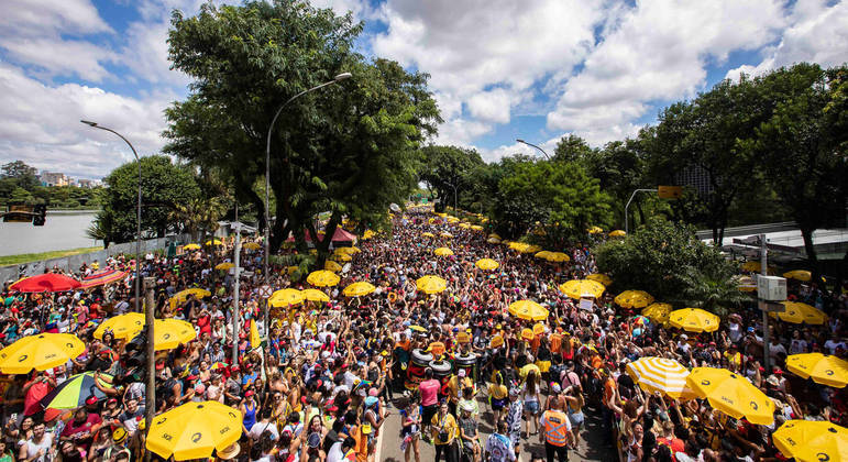 Sem eventos públicos, cidades brasileiras terão festas privadas de Carnaval