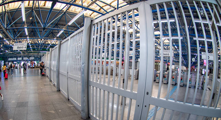 Portões de várias estações do metrô seguem fechados nesta  sexta (24)