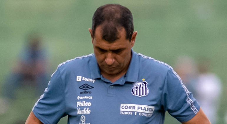 Após derrota para o Mirassol, Fábio Carille deixa o comando técnico do Santos
