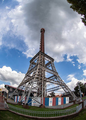 Elevador Torre Eiffel, onde uma adolescente morreu em acidente trágico