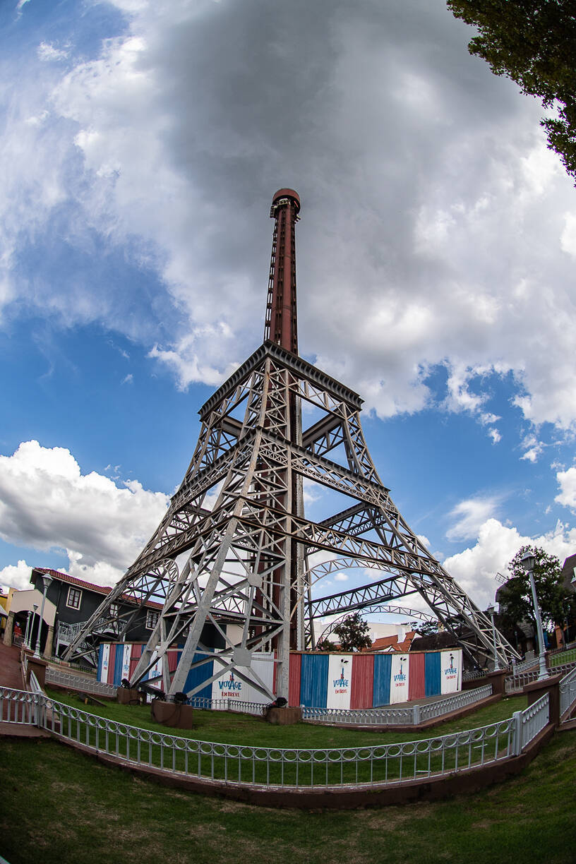 La Tour Eiffel - Brinquedo de queda Livre do HOPI HARI - Inteligencia  Artificial recría a cena. 