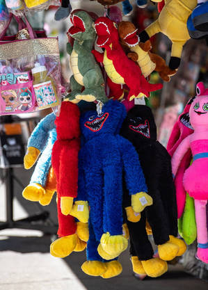 Bonecos do personagem à venda na Avenida Paulista