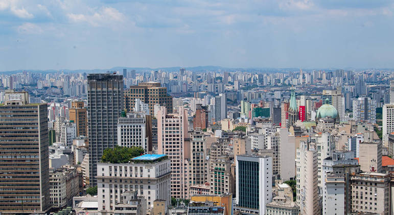 Tempo abafado e sol forte marcam feriado prolongado na cidade de São Paulo