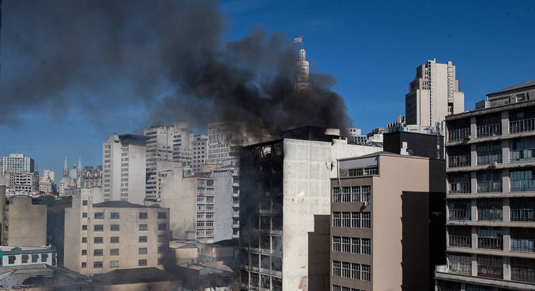Trabalho de combate às chamas chega a 60 horas, e prédio tem risco de desabar