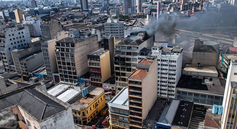 Bombeiros combatem incêndio em prédio na região da rua 25 de Março