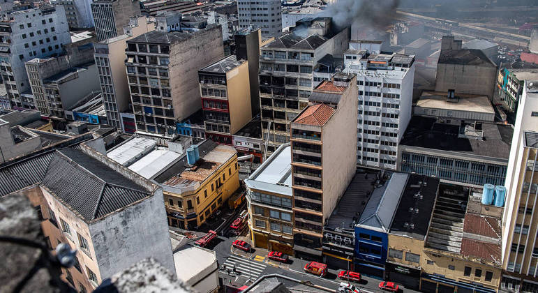 Bombeiros queimados em combate a incêndio em prédio ainda estão internados na UTI