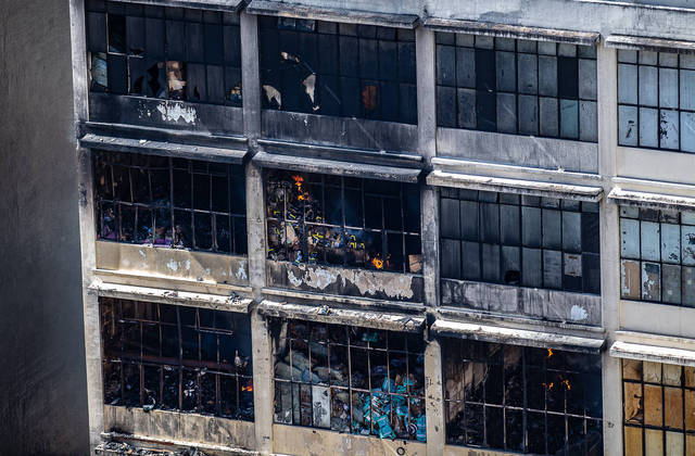 São Paulo, SP - 11.07.2022 - Bombeiros combatem incêndio em prédio  na rua 25 de março há mais de 18 horas. Zona central da cidade. Foto Edu Garcia/R7