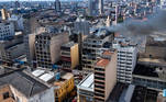 São Paulo, SP - 11.07.2022 - Bombeiros combatem incêndio em prédio  na rua 25 de março há mais de 18 horas. Zona central da cidade. Foto Edu Garcia/R7