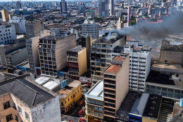 São Paulo, SP - 11.07.2022 - Bombeiros combatem incêndio em prédio  na rua 25 de março há mais de 18 horas. Zona central da cidade. Foto Edu Garcia/R7