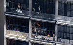 São Paulo, SP - 11.07.2022 - Bombeiros combatem incêndio em prédio  na rua 25 de março há mais de 18 horas. Zona central da cidade. Foto Edu Garcia/R7