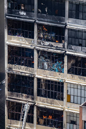 São Paulo, SP - 11.07.2022 - Bombeiros combatem incêndio em prédio  na rua 25 de março há mais de 18 horas. Zona central da cidade. Foto Edu Garcia/R7