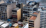 São Paulo, SP - 11.07.2022 - Bombeiros combatem incêndio em prédio  na rua 25 de março há mais de 18 horas. Zona central da cidade. Foto Edu Garcia/R7