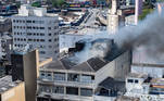 São Paulo, SP - 11.07.2022 - Bombeiros combatem incêndio em prédio  na rua 25 de março há mais de 18 horas. Zona central da cidade. Foto Edu Garcia/R7