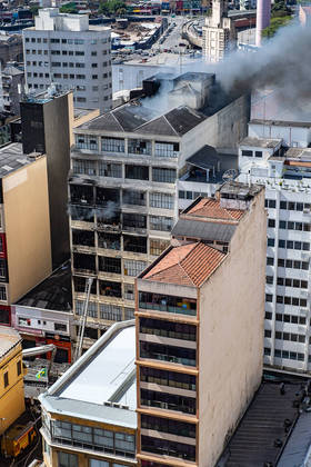 São Paulo, SP - 11.07.2022 - Bombeiros combatem incêndio em prédio  na rua 25 de março há mais de 18 horas. Zona central da cidade. Foto Edu Garcia/R7