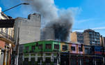 São Paulo, SP - 11.07.2022 - Bombeiros combatem incêndio em prédio  na rua 25 de março há mais de 18 horas. Zona central da cidade. Foto Edu Garcia/R7