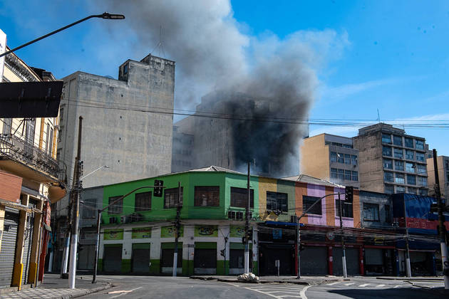 São Paulo, SP - 11.07.2022 - Bombeiros combatem incêndio em prédio  na rua 25 de março há mais de 18 horas. Zona central da cidade. Foto Edu Garcia/R7