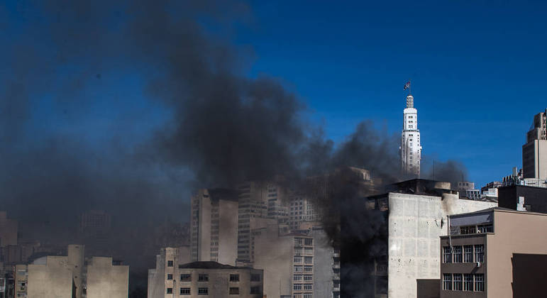 Prédio que pegou fogo na 25 de Março, no centro de SP, corre o risco de desabar.