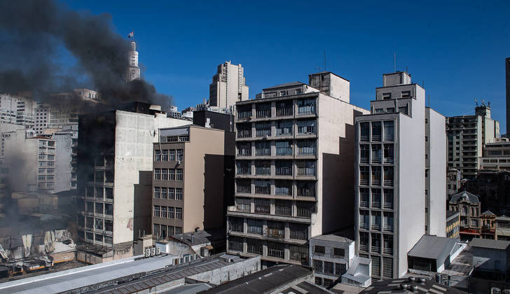 São Paulo, SP - 11.07.2022 - Bombeiros combatem incêndio em prédio  na rua 25 de março há mais de 18 horas. Zona central da cidade. Foto Edu Garcia/R7