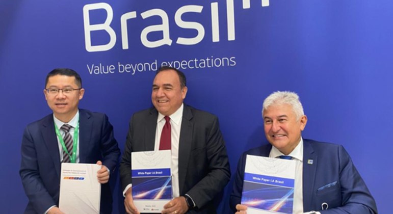 Sun Baocheng, CEO da Huawei Brasil, Ruben Delgado, presidente da Softex, e Marcos Pontes, ministro da Ciência e Tecnologia