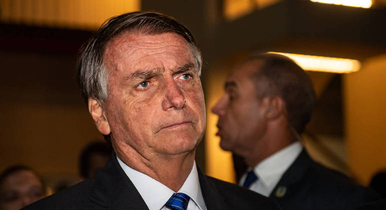 Candidato  Jair Bolsonaro na saída da Record TV após participar de sabatina
