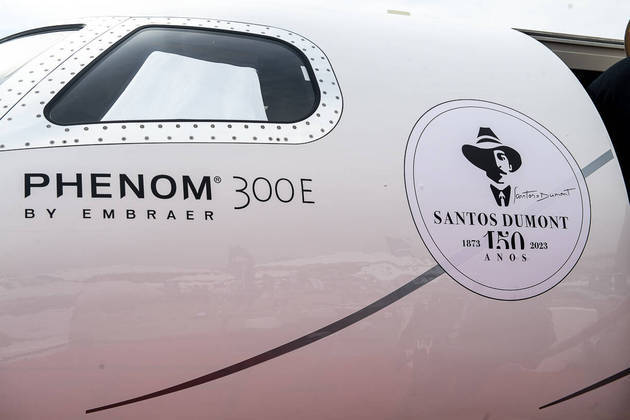 Um novo avião decorado da Gol para homenagear Santos Dumont