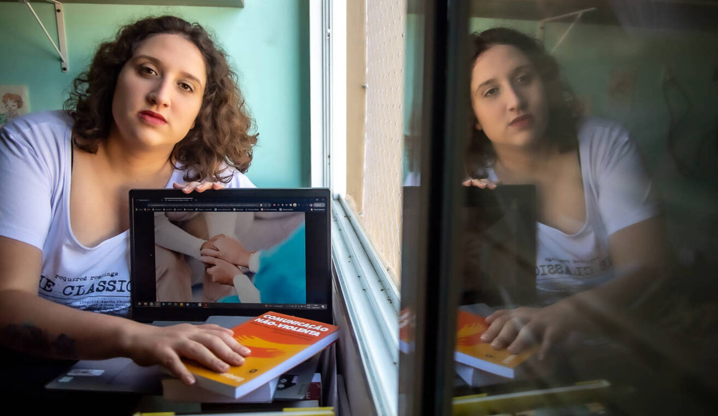 Letícia Pombares, psicóloga, personagem da matéria sobre os cuidadores de idosos (Edu Garcia/R7 - 22.08.2023)