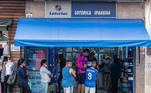 São Paulo, SP - 07.06.2022 - Fila de apostadores tentam  a sorte em casa lotérica da rua Zilda, Casa Verde, zona norte da cidade. Foto Edu Garcia/R7