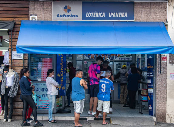São Paulo, SP - 07.06.2022 - Fila de apostadores tentam  a sorte em casa lotérica da rua Zilda, Casa Verde, zona norte da cidade. Foto Edu Garcia/R7