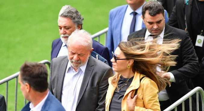 Lula comparece ao velório de Pelé acompanhado da primeira-dama