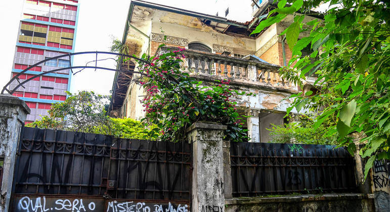 Mansão abandonada, em Higienópolis, bairro nobre de SP, continua em más condições
