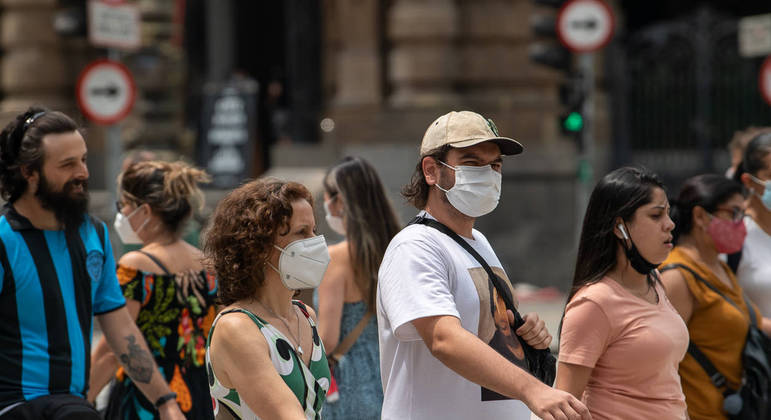 Para especialistas, uso de máscara continua sendo importante para o combate à pandemia